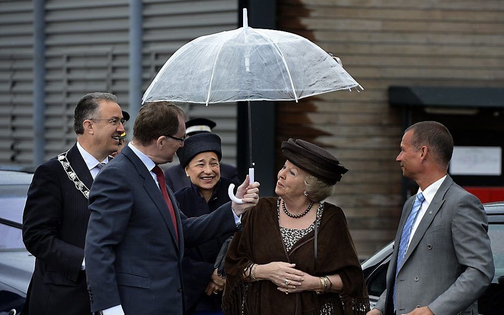 Koningin Beatrix wordt bij aankomst bij het 50-jarig jubileum van het Wereld Natuur Fonds op de SS Rotterdam ontvangen door Jan Franssen, commissaris van de Koningin (2e van L) en burgemeester van Rotterdam, Achmed Aboutaleb (L). Foto ANP