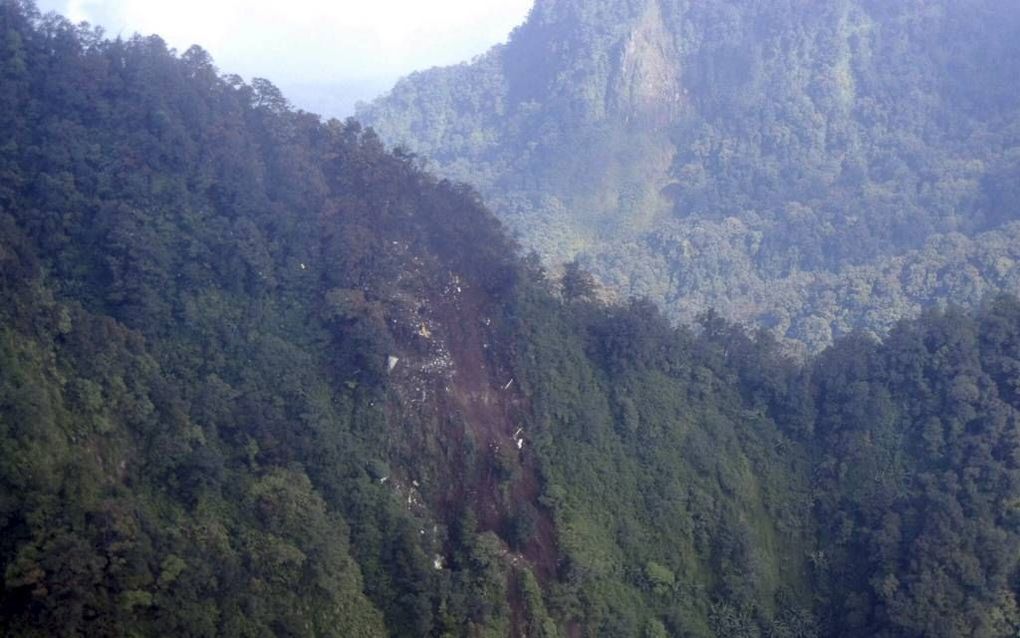 Het vliegtuigwrak ligt op een klif van de vulkaan Mount Salak op ruim 1650 meter hoogte. Foto EPA