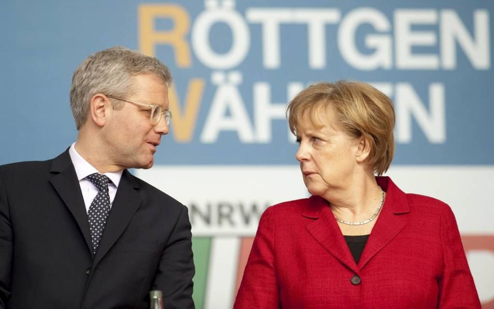 De lijsttrekker van de christendemocraten in Noord-Rijnland-Westfalen, Norbert Röttgen (l.), liet zich tijdens de verkiezingen regelmatig bijstaan door de breed gerespecteerde kanselier Merkel (r.). Foto EPA