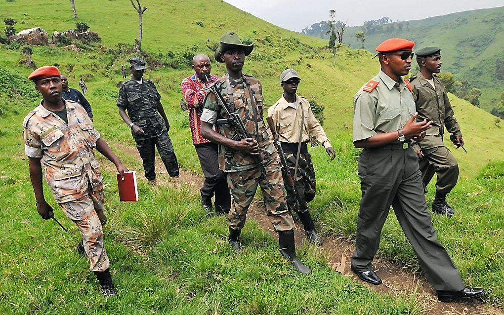 Rebellenleider Bosco Ntaganda (tweede van rechts) in de bergen van Oost-Congo, januari 2009. Foto AFP