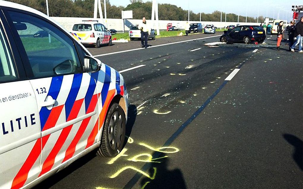 De auto (donkerblauwe Ford) van de daders is op de filefuik ingereden. Foto ANP