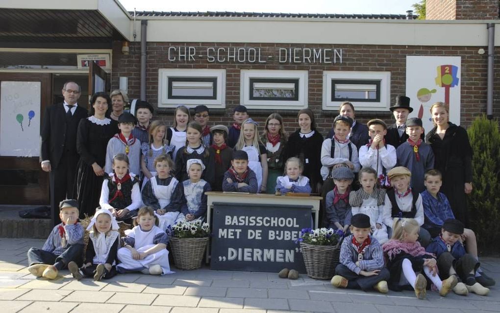 Basisschool met de Bijbel Diermen te Putten bestaat 100 jaar. Foto R. E. van den Brink