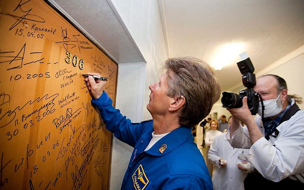 Gennady Padalka verlaat zijn hotel en zet zijn naam op de deur. Foto EPA