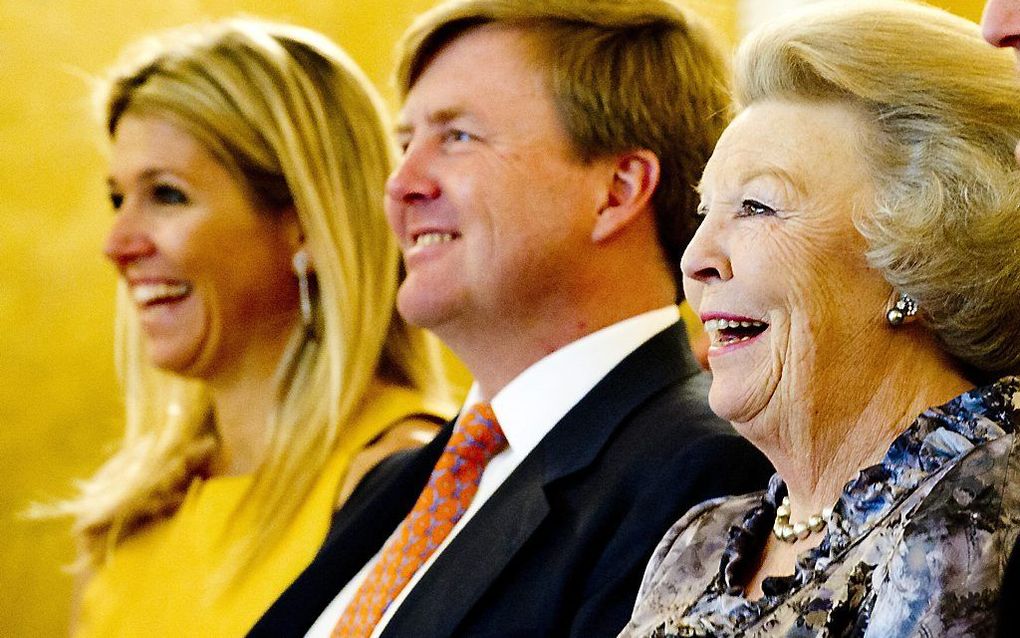 Prinses Maxima, prins Willem-Alexander en koningin Beatrix tijdens de uitreiking van de Appeltjes van Oranje 2012. Jaarlijks bekroont het Oranje Fonds met de Appeltjes van Oranje initiatieven die op succesvolle wijze verschillende groepen mensen verbinden