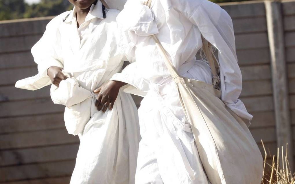 Kinderen van de Apostolische kerk in Harare op weg naar de dienst, juli 2009.  Foto Tear