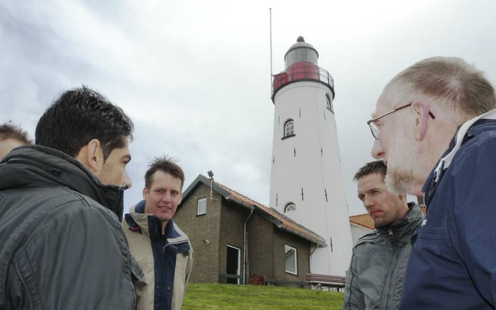 In Urk maakten asielzoekers en bekende Urkers een wandeling door het dorp. Tijdens dit initiatief, georganiseerd door de stichting Gave, werd onder meer gesproken over de waarde van het christelijk geloof. Foto RD