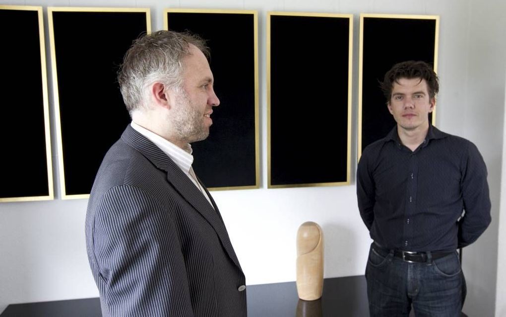 Kees Wisse (l.) en Martijn Duifhuizen voor een deel van het kunstwerk ”Laatste avondmaal”. Foto RD, Anton Dommerholt