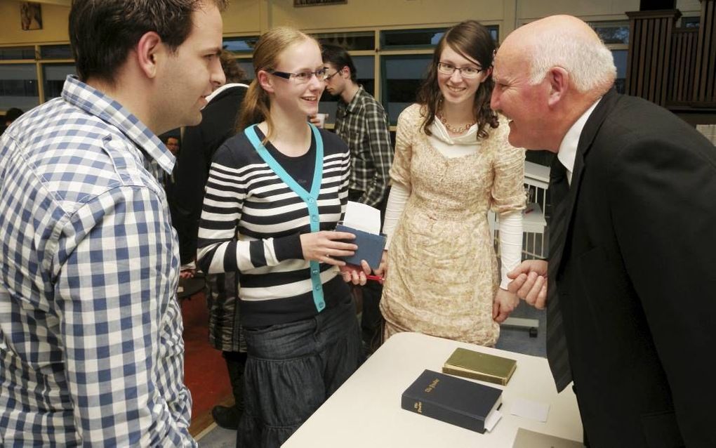 Ds. Jabez Rutt in gesprek met jongeren in Krabbendijke. Foto RD