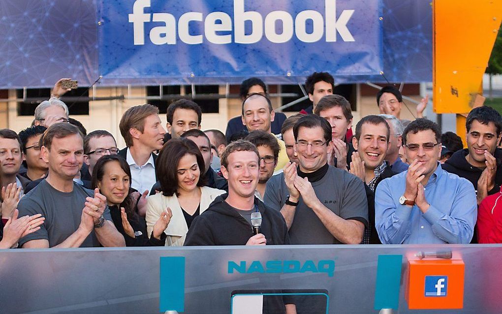 Mark Zuckerberg luidt de openingsbel van de technologiebeurs Nasdaq. Foto EPA