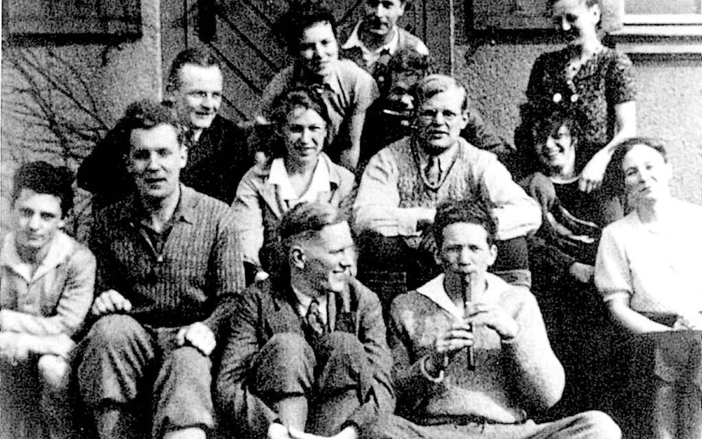 Dietrich Bonhoeffer te midden van zijn studenten in 1932. Foto archief RD