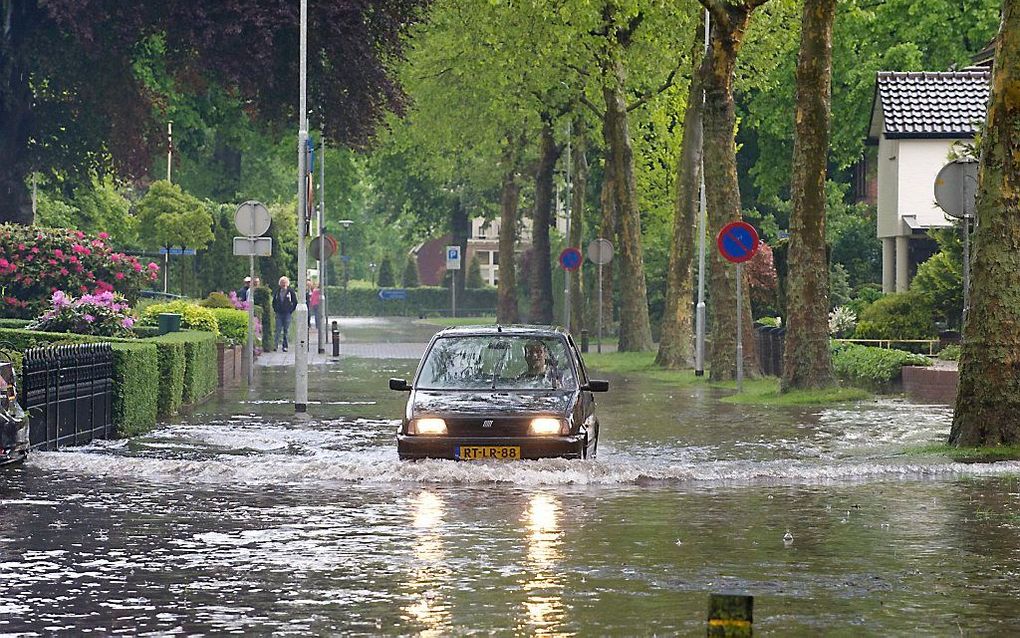 Straten staan blank in Nunspeet na een lokale onweersbui. Foto ANP