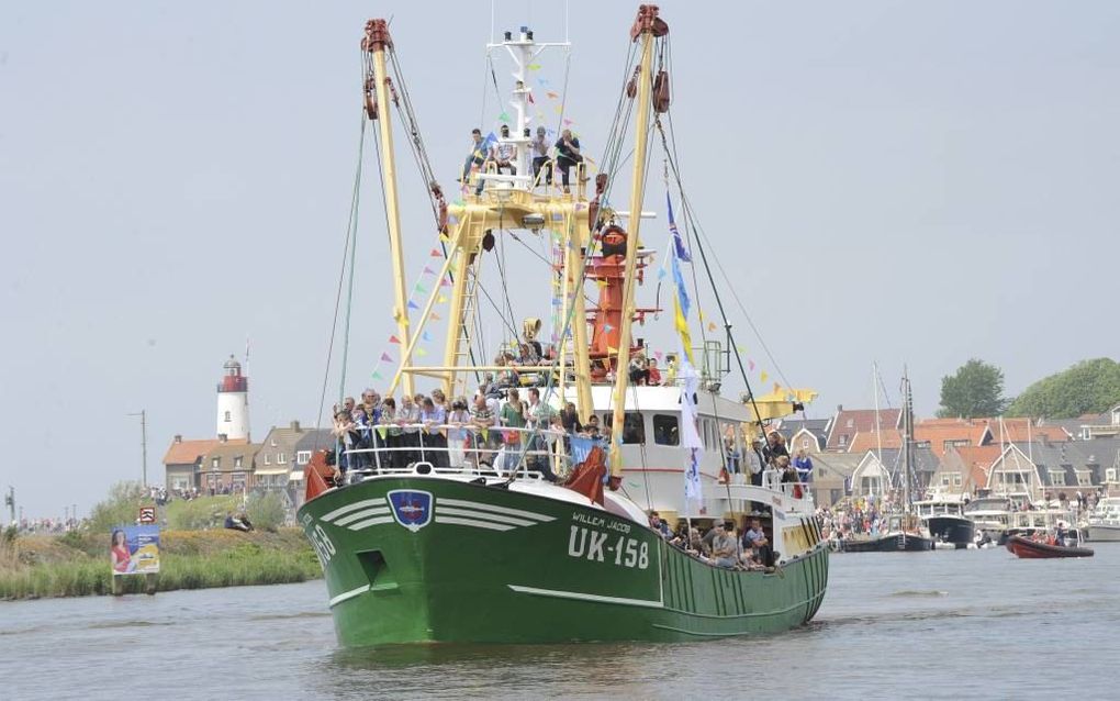 URK –  De Dag van de Nederlandse Zeevisserij was deze keer gekoppeld aan de Urker vlaggetjesdag. Een kleine twintig Noordzeekotters, die zelden meer in de thuishaven komen, waren voor de vlootschouw naar Urk gevaren. Duizenden toeristen maakten zaterdag m