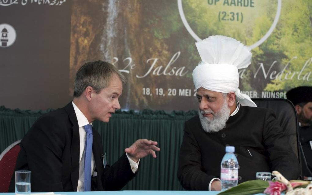 SP-Kamerlid Van Bommel in gesprek met kalief Mirza Masroor Ahmad van de ahmadiyyamoslimgemeenschap. Foto Sheraz Haroon