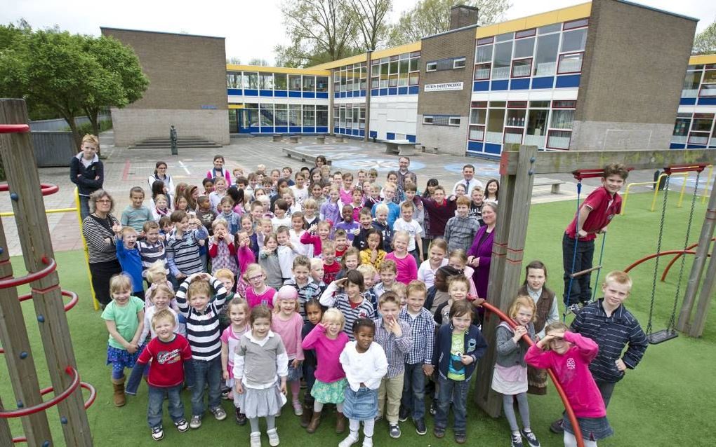 De leerlingen en leerkrachten van de Petrus Datheenschool in Rotterdam-IJsselmonde. De schoolvereniging bestaat dit jaar een eeuw. Foto RD, Anton Dommerholt