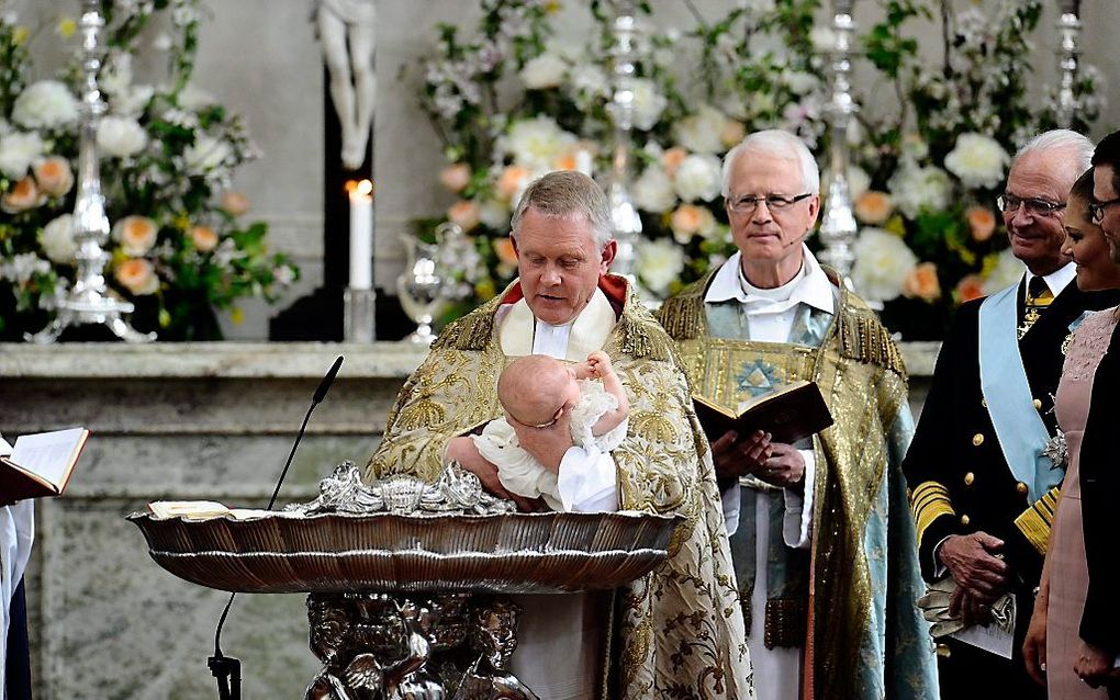 Prinses Estelle, de dochter van de Zweedse kroonprinses Victoria en prins Daniel, is dinsdag in de kapel van het koninklijk paleis in Stockholm gedoopt.  Foto EPA