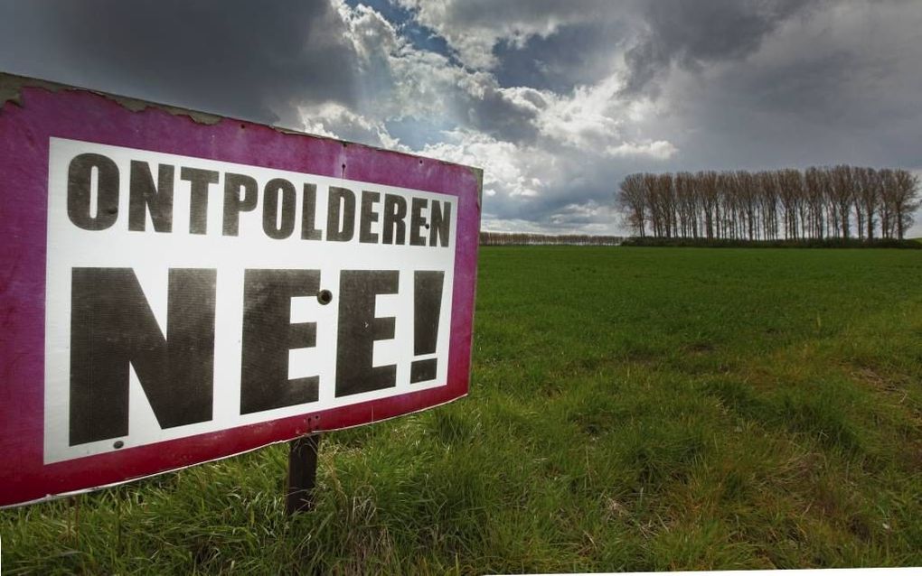 Donkere wolken pakken zich samen boven de Hertogin Hedwigepolder in Zeeuws-Vlaanderen. Nu de Tweede Kamer gisteren een voorstel van demissionair minister Bleker heeft afgewezen om de polder gedeeltelijk onder water te zetten, dreigt alsnog volledige ontpo