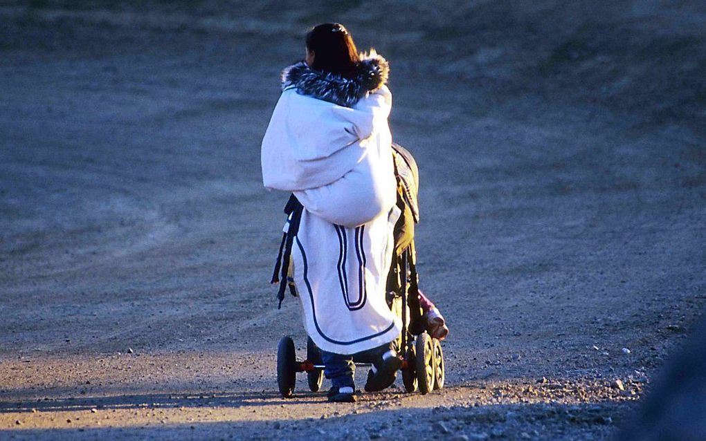 Een vrouw van de Inuit-bevolking duwt een kinderwagen. Foto Ansgar Walk, Wikimedia