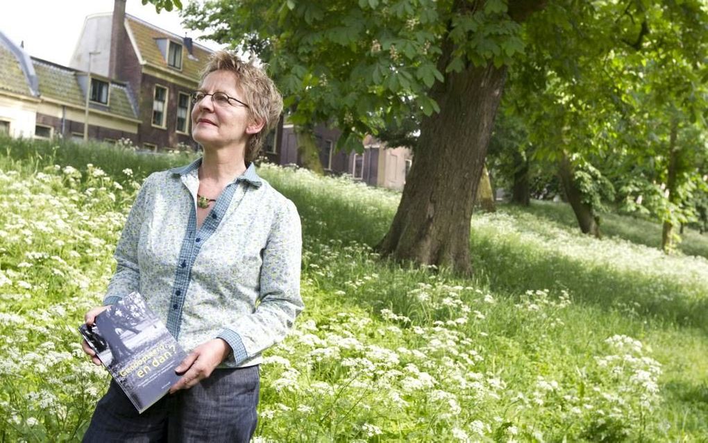 Cornelie van Well, schrijfster van het boek ”Geadopteerd, en dan?”, bij de boom waar ze alle geïnterviewde adoptiekinderen op de foto liet zetten. „Het was opvallend hoe geanimeerd de gesprekken verliepen, ook al kenden de mensen elkaar niet.” Foto RD, An