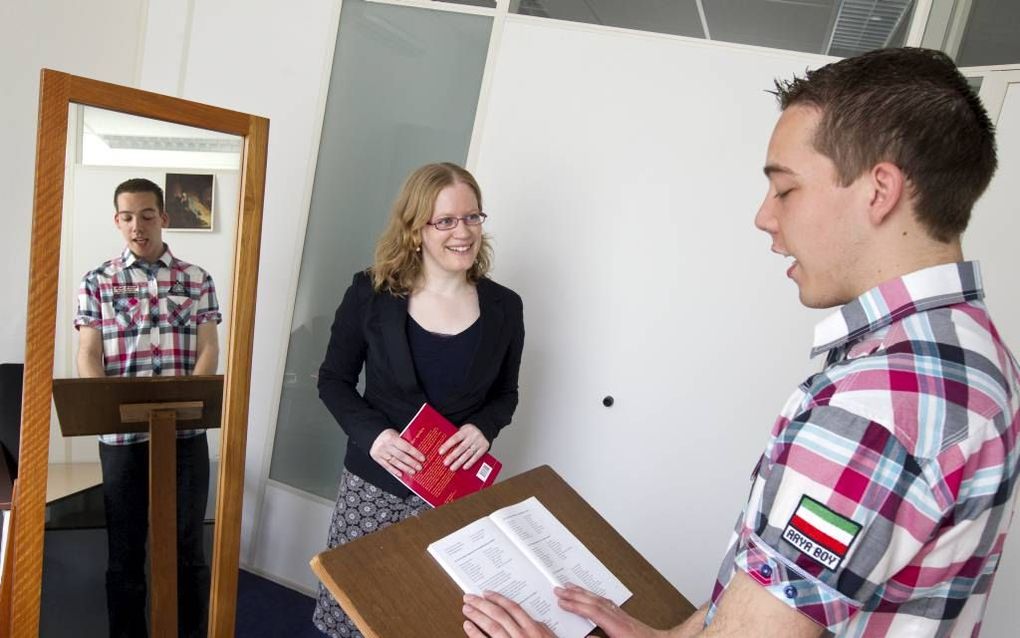 Logopedist Nynke Duijzer werkt onder andere op de Theologische Universiteit Apeldoorn. Ze leert studenten hun stem goed te gebruiken en begeleidt hen bij hun preekpresentatie. „Je mag best horen dat een dominee uit Twente komt, maar niet ten koste van de 