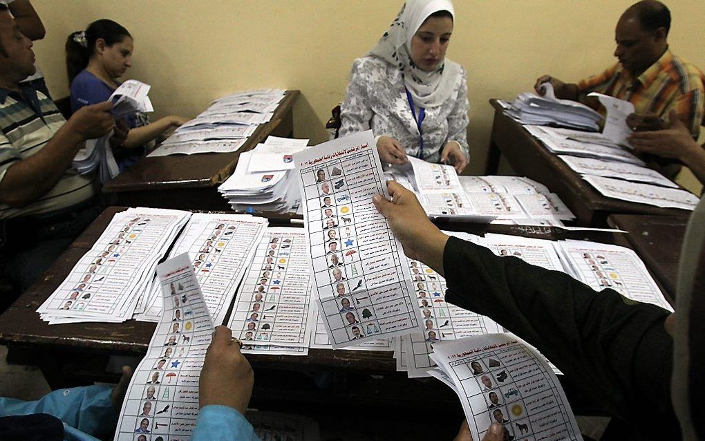 Tellen van stemmen donderdagavond in Egypte. Foto EPA