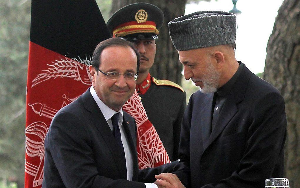 Hollande ontmoet Karzai. Foto EPA