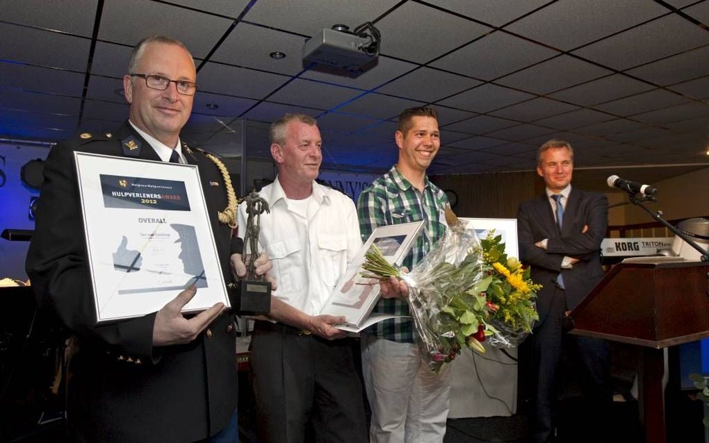 Van links naar rechts: brigadier T. van Geldrop, brandweerman H. van Boxtel, ambulanceverpleegkundige T. Vroegindeweij en de vervanger van minister Opstelten, die eerstgenoemde drie de Hulpverlener van het Jaar Award uitreikte. Foto RD, Anton Dommerholt