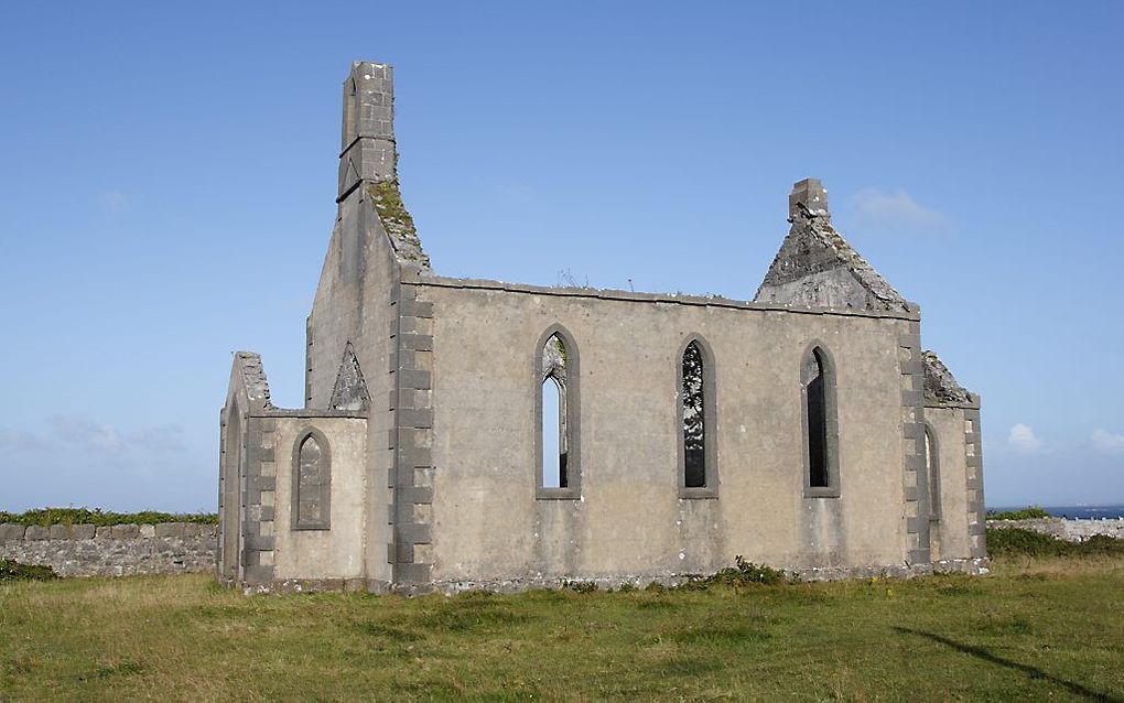 Ruïnes van een protestantse kerk in het Ierse dorp Kilronan, op het eiland Inishmore. Foto Herbert Ortner, Wikimedia