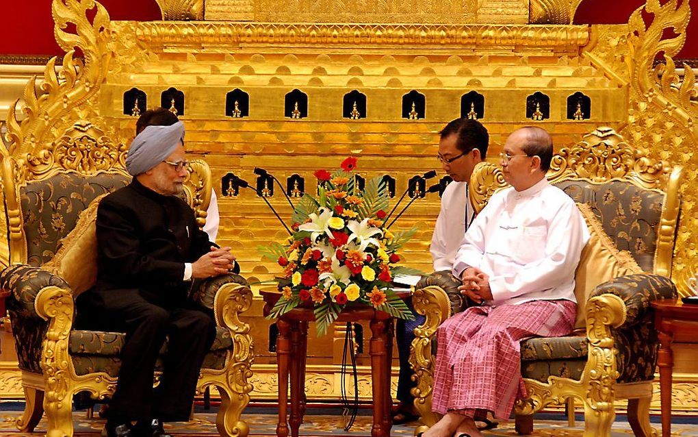 De premier van India, Singh(links), op bezoek bij de  Birmese president Thein Sein (rechts) .   Foto EPA