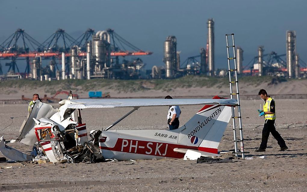 Zowel de Dienst Luchtvaartpolitie van het Korps landelijke politiediensten, als de Onderzoeksraad voor Veiligheid onderzoeken de crash van een Cessna. Foto ANP