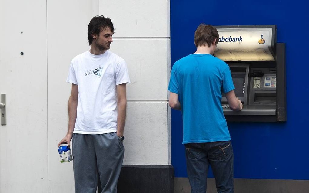 Ouderen zijn regelmatig slachtoffer van misbruik van hun pinpas door bekenden. Foto ANP.