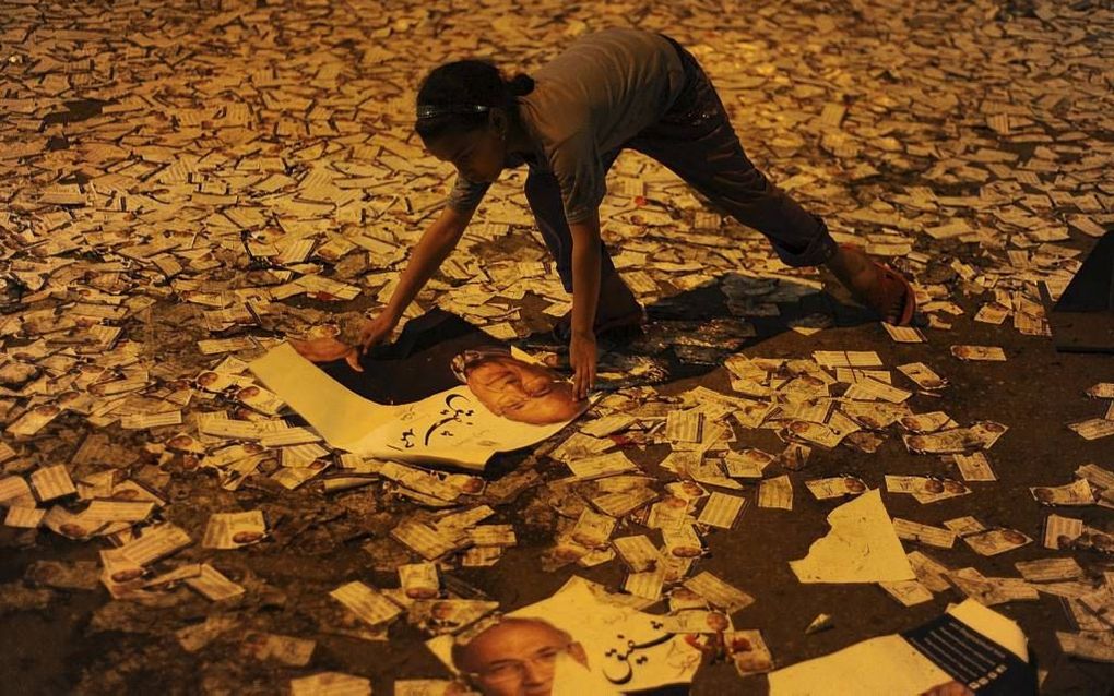 Het kantoor van de Egyptische presidentskandidaat Shafiq werd maandag aangevallen. Ruiten werden ingeslagen, folders en posters naar buiten gegooid en er werd zelfs brand gesticht.  Foto EPA