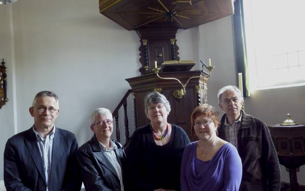 De jongste kerkganger in Bladel is de vijftig gepasseerd. V.l.n.r. Simon Drost, Marja Rietveld-Trapman, Atie de Vos, Janneke Ockhuysen en Henk Brouwer. Foto Jan van Reenen