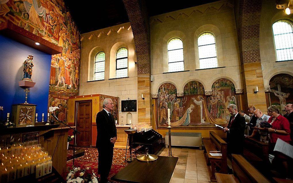 Prof. Th. Marius van Leeuwen, voorzitter projectgroep Doop(v)erkenning, tijdens de plechtige ondertekening van de doopverklaring in de bedevaartskerk Onze Lieve Vrouw ter Nood te Heiloo. Foto Marlies Deen