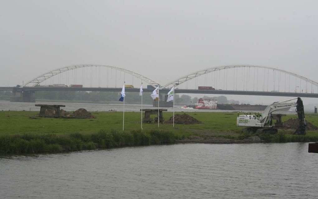 In Gorinchem-Avelingen is donderdag begonnen met de uiterwaardvergraving, het Gorkumse project in het kader van Ruimte voor de Rivier. Foto: de brug over de Merwede bij Gorinchem. Foto André Bijl