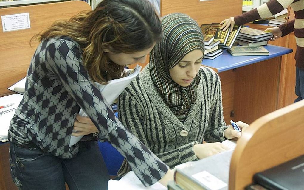 Arabischsprekende meisjes in Israël doen graag burgerdienst in hun eigen plaats, zoals bijvoorbeeld op een school. Foto Alfred Muller