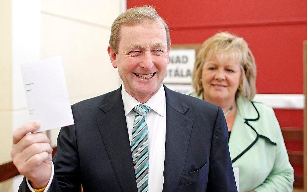 De Ierse premier Enda Kenny en zijn vrouw brengen hun stem uit. Foto EPA