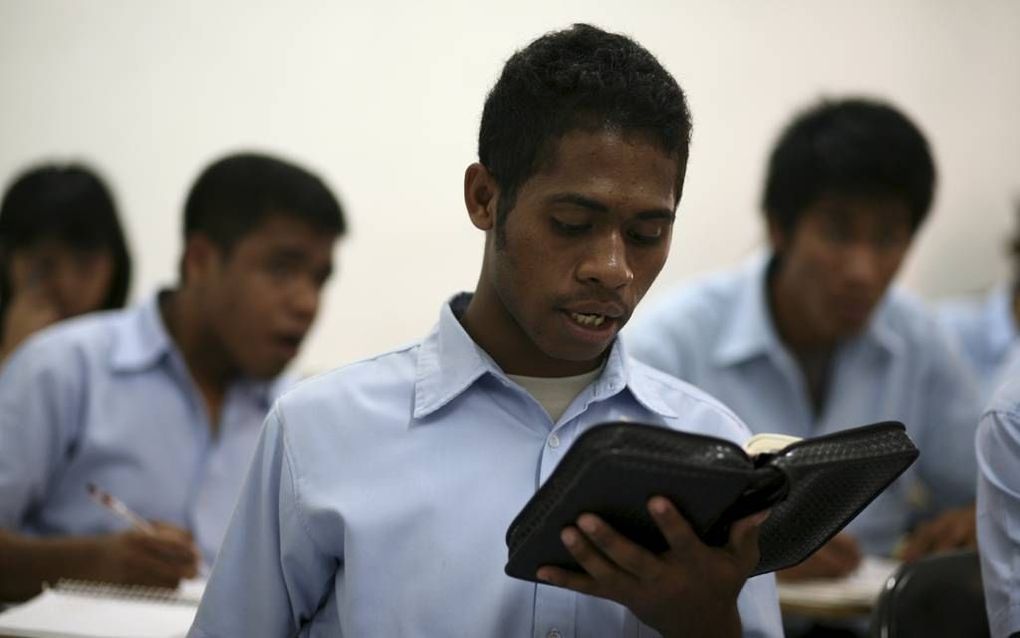 Studenten van de theologieopleiding Setia in Indonesië zingen geestelijke liederen. Foto Maarten Boersema