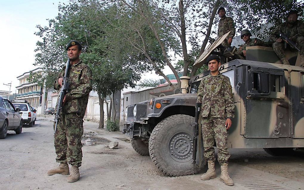 Afghaanse soldaten bij een check point in Kabul.  Foto EPA