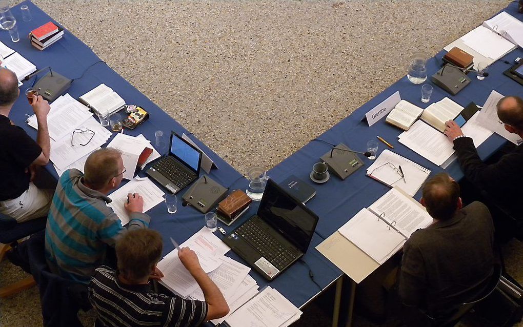 Ongeveer de helft van de afgevaardigden maakt tijdens de vergadering gebruik van een laptop, netbook of tablet-pc. Foto RD