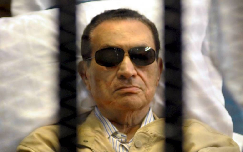 CAÏRO – De Egyptische oud-president Hosni Mubarak zaterdag op een bed in het gerechtsgebouw in Caïro. De 84-jarige Mubarak kampt al geruime tijd met gezondheidsproblemen, onder meer aan zijn hart. Foto EPA