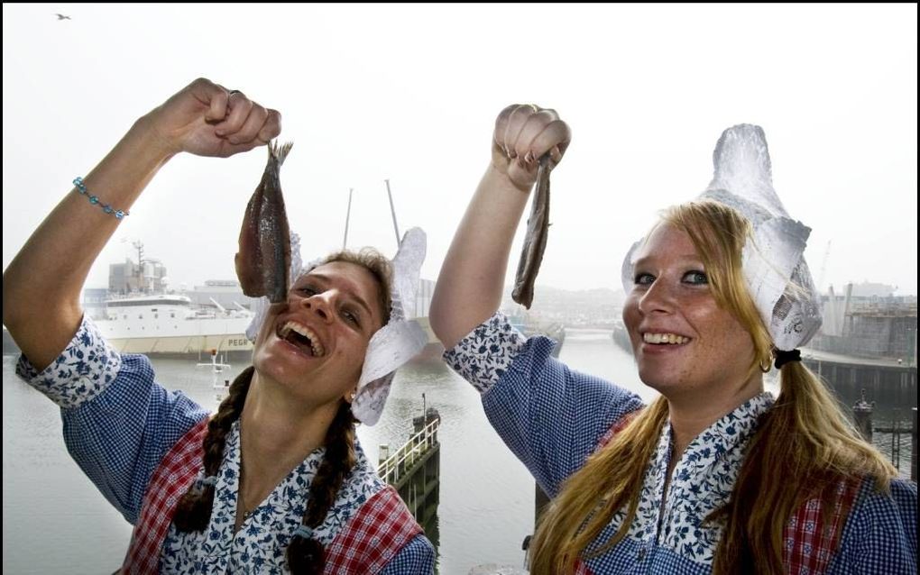 SCHEVENINGEN – In totaal werden er afgelopen weekend 20.000 vaatjes met 100.000 kilo haring aan wal gebracht. Het vaatje met de beste kwaliteit wordt woensdag tijdens de officiële start van het seizoen in Scheveningen geveild. Nederlandse maatjesliefhebbe