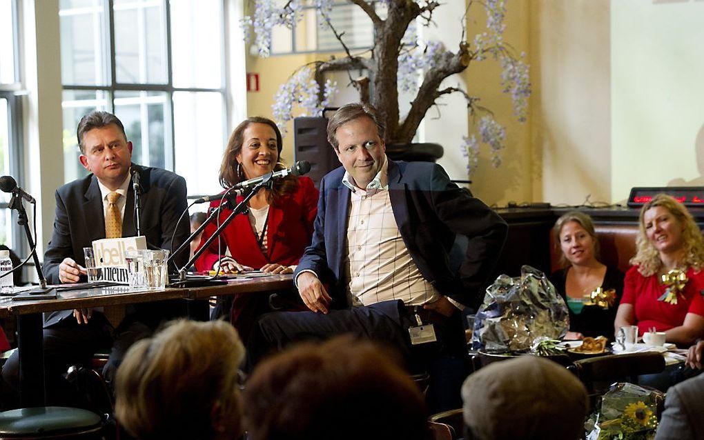 Roemer (links) en Pechtold (rechts) in gesprek met Libelle lezeressen bij Libelle Nieuwscafé.  Foto ANP