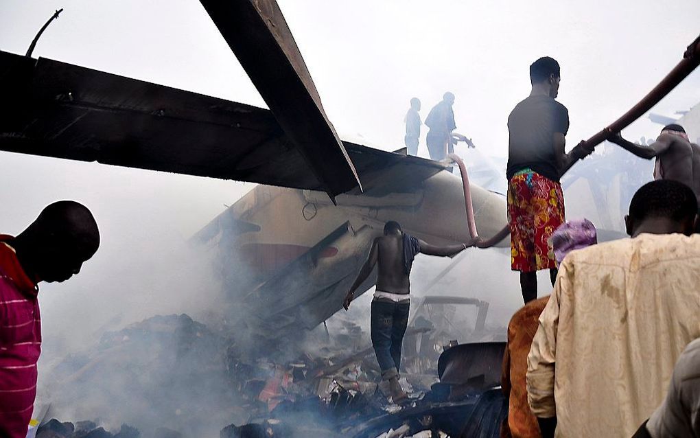 Het neergestorte vliegtuig in Lagos. Er zijn geen overlevenden.  Foto EPA