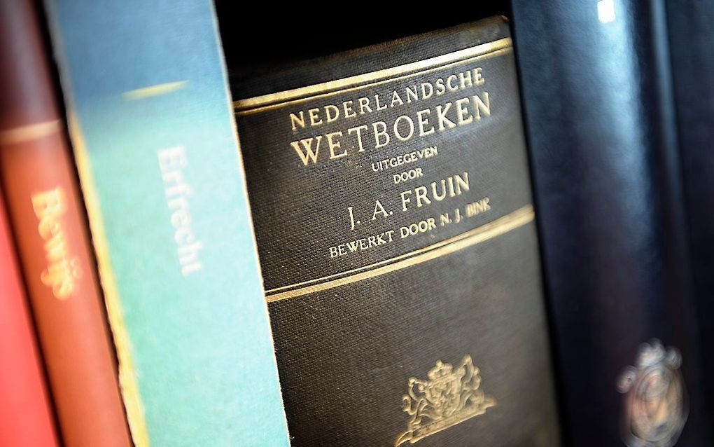 Nederlandse wetboeken bij een notaris.  Foto ANP