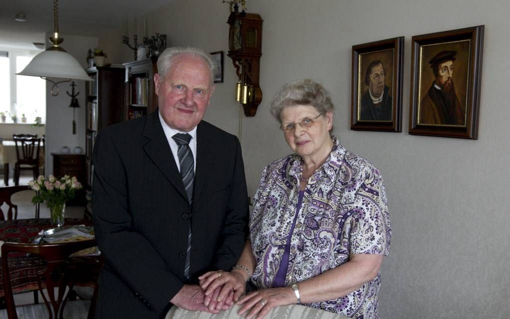 Ds. L. Quist en zijn vrouw. De predikant herdacht in mei 2012 dat hij veertig jaar mocht dienen in het ambt van herder en leraar. Foto RD, Anton Dommerholt