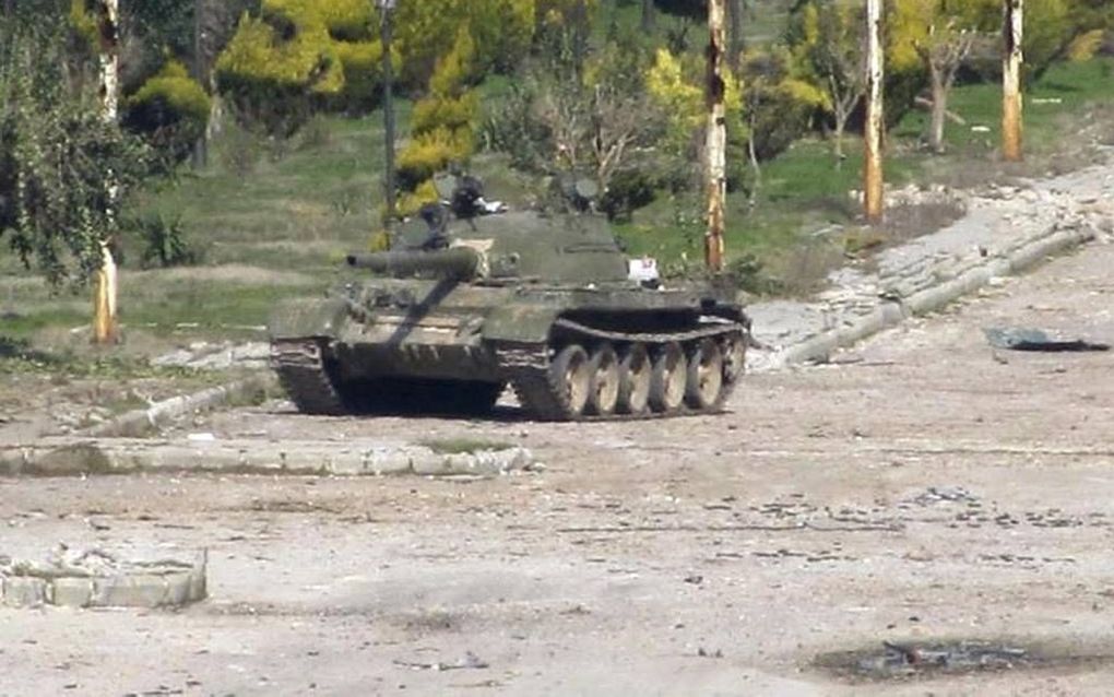 Een Syrische tank in de stad Homs. Foto EPA