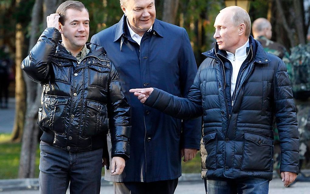 Medvedev (L), Janoekovitsj (M) en Poetin (R) in 2011. Foto EPA