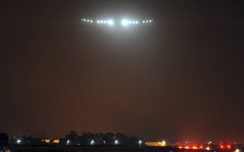 Na een vlucht van negentien uur zette de Zwitser Bernard Piccard woensdagochtend de Solar Impulse neer op de luchthaven van Rabat. Foto EPA