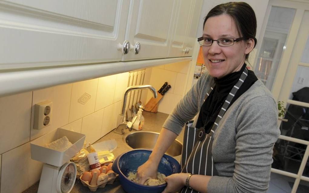 Dinneke van den Dikkenberg in de keuken. Foto RD, Anton Dommerholt