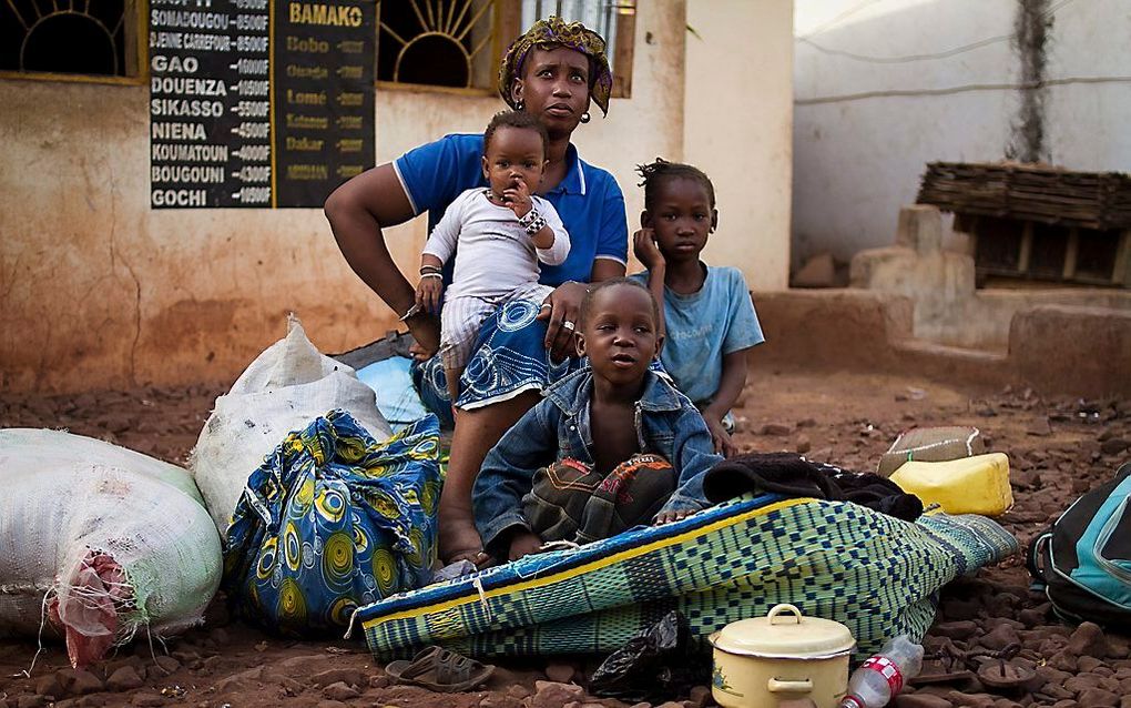 Een gezin uit Noord-Mali komt met alle bezittingen aan in Bamako. Foto EPA